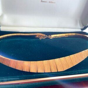 Classic gold banded necklace